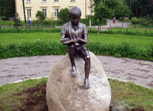На Привокзальной улице п. Токсово установлена бронзовая скульптура «Читающий мальчик» (18.07.2016) © www.toksov.spb.ru