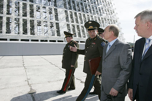 11 августа 2007 года. Президент России Владимир Путин осматривает РЛС «Воронеж» в д.Лехтуси Токсовского г.п. (фотография пресс-службы Президента России, источник: www.kremlin.ru)